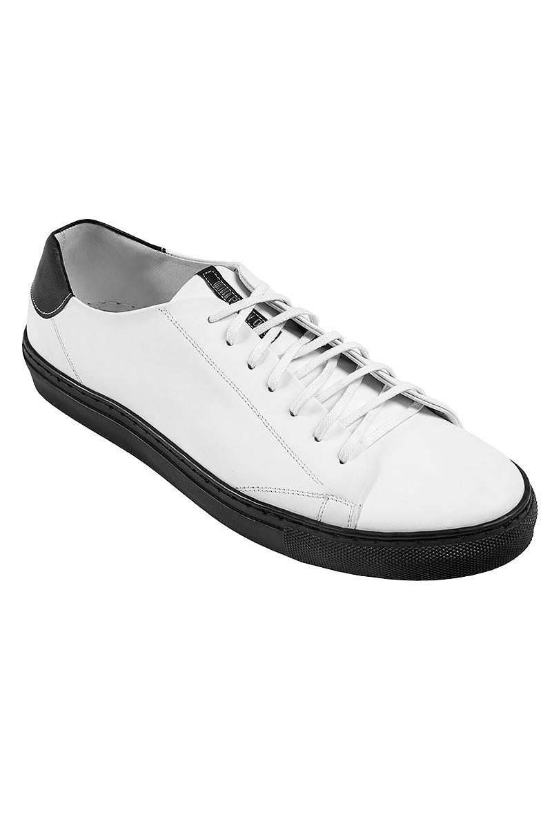 białe sneakersy męskie z czarnymi spodami