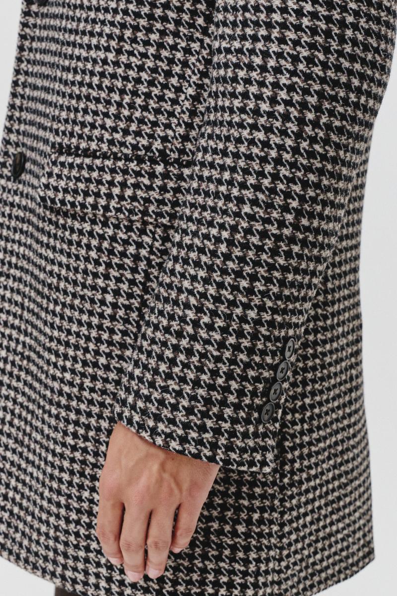 szaro czarny płaszcz męski na jesień, jesienny płaszcz męski w pepitkę, elegancki płaszcz męski z wełną