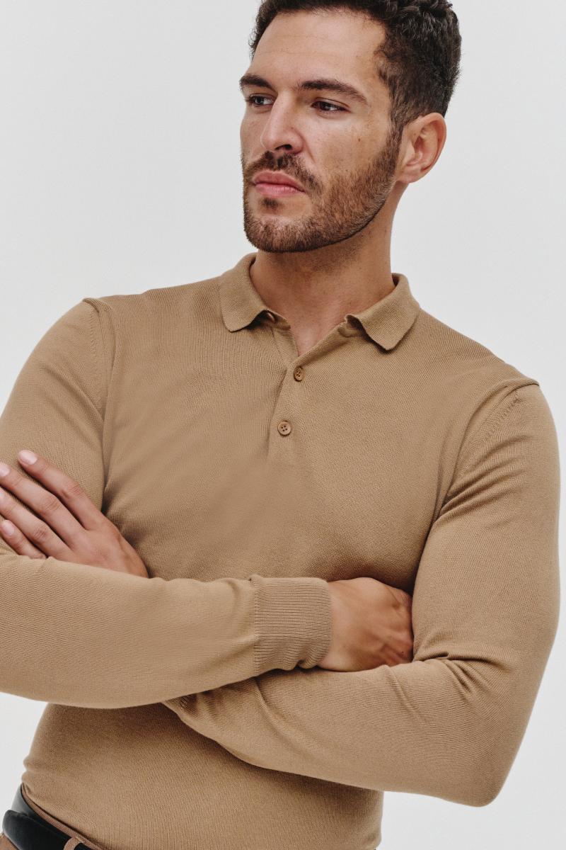 kamelowy sweter polo