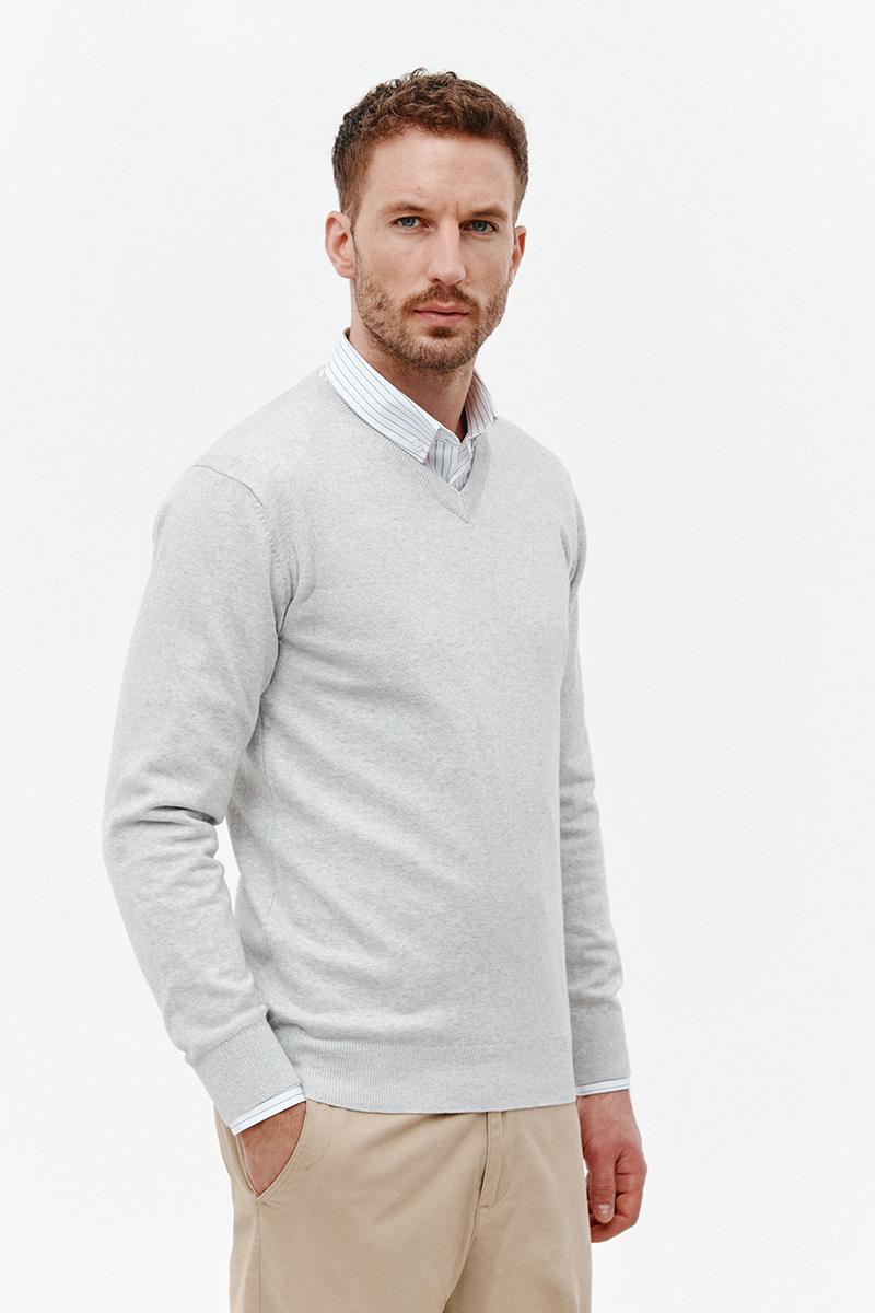 jasnoszary sweter v neck