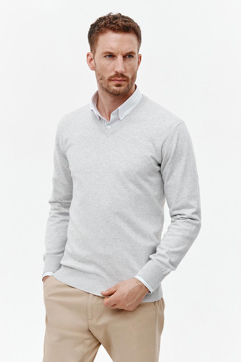 jasnoszary sweter v neck