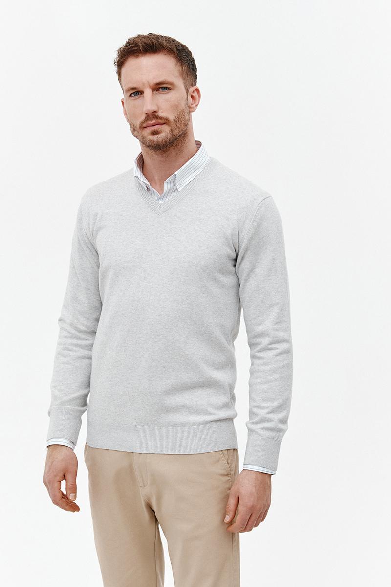 jasnoszary sweter v neck