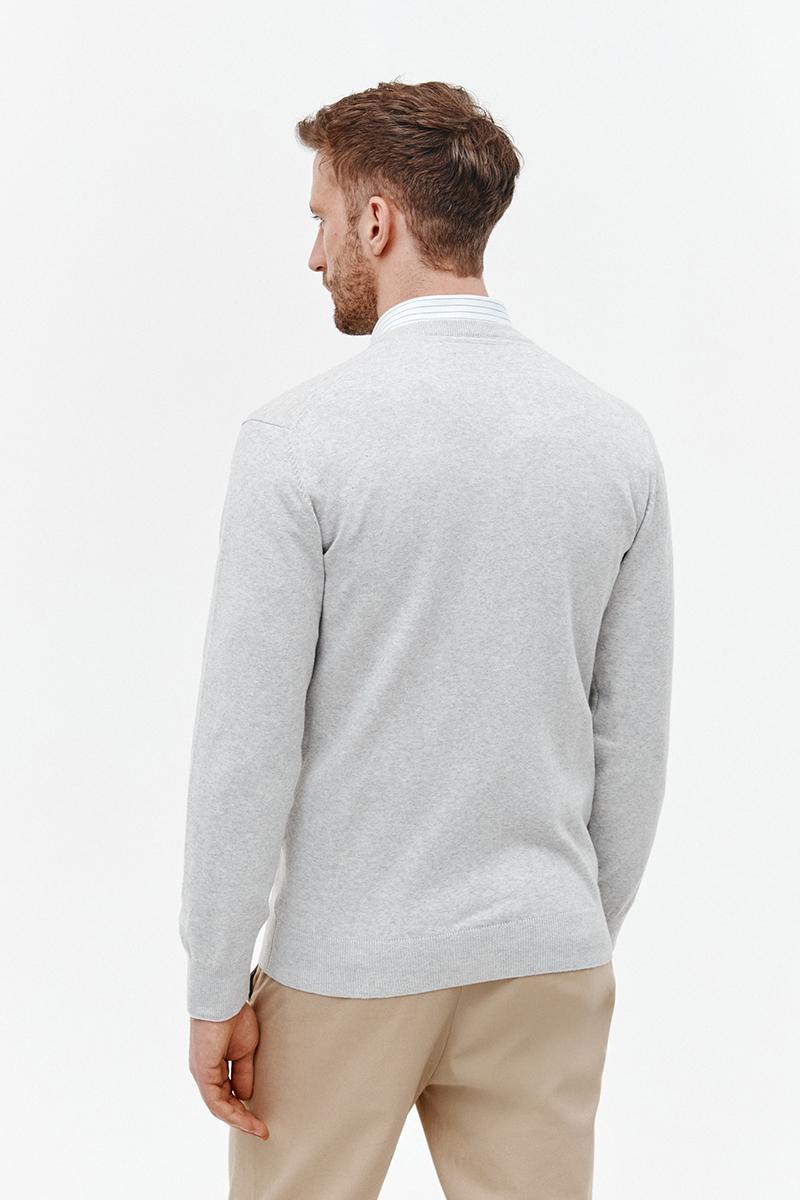 jasnoszary sweter v neck