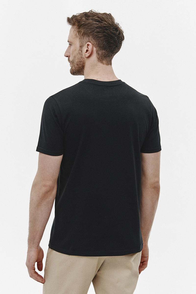 Czarny t-shirt z nadrukiem