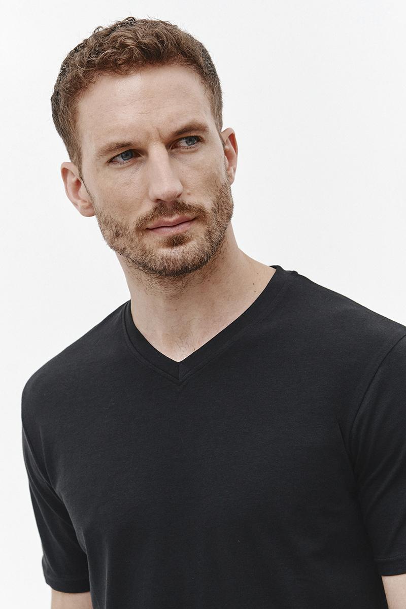t-shirt v-neck czarny