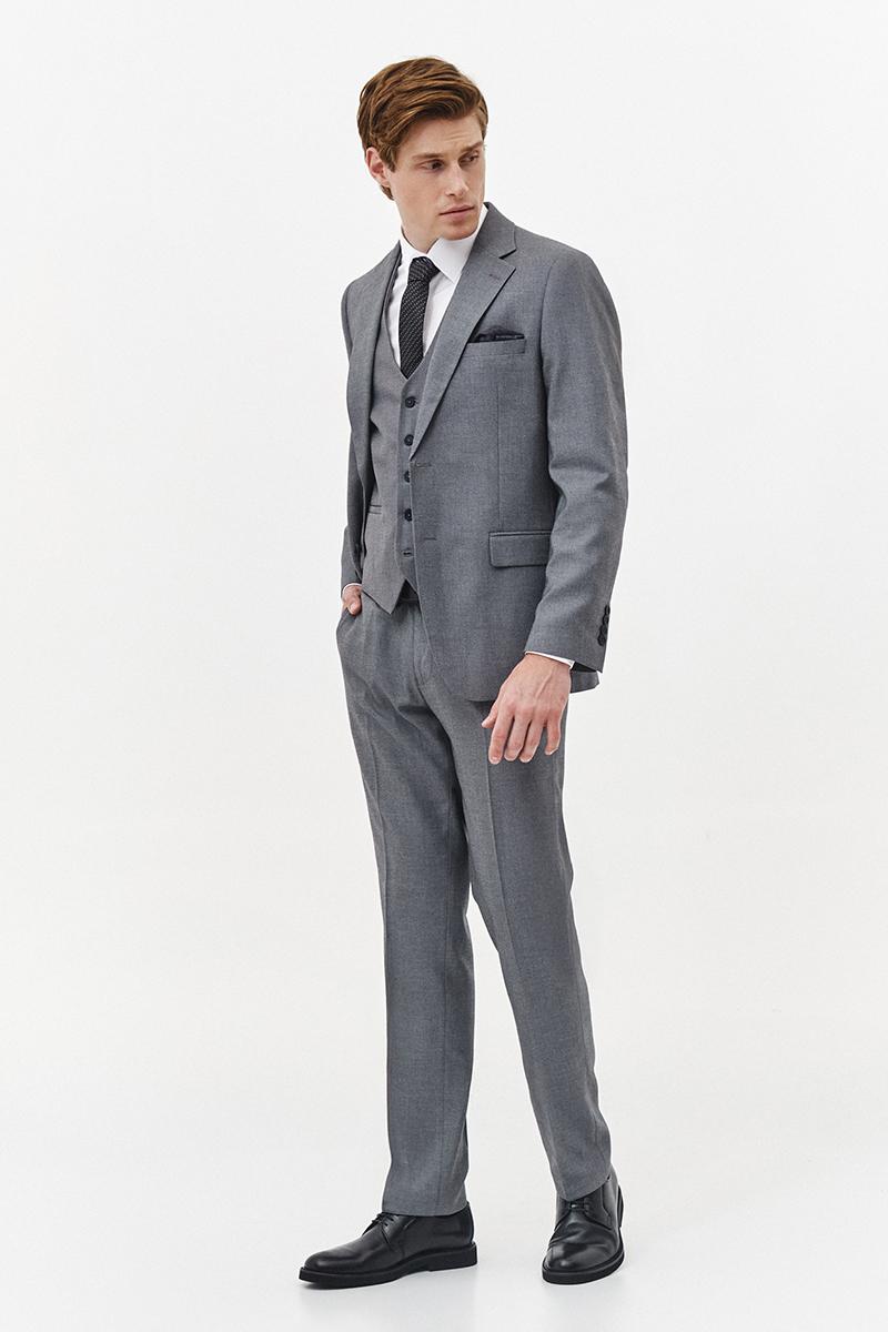 szary klasyczny garnitur męski