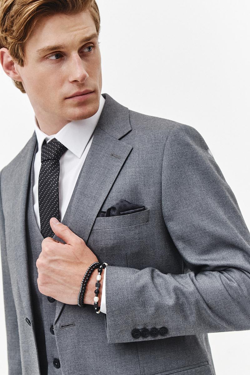 szary klasyczny garnitur męski