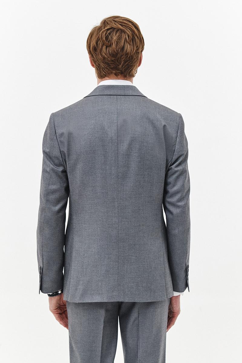 szary klasyczny garnitur męski