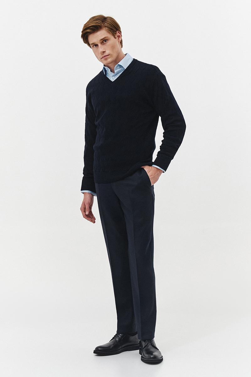 granatowy sweter z wełną merino