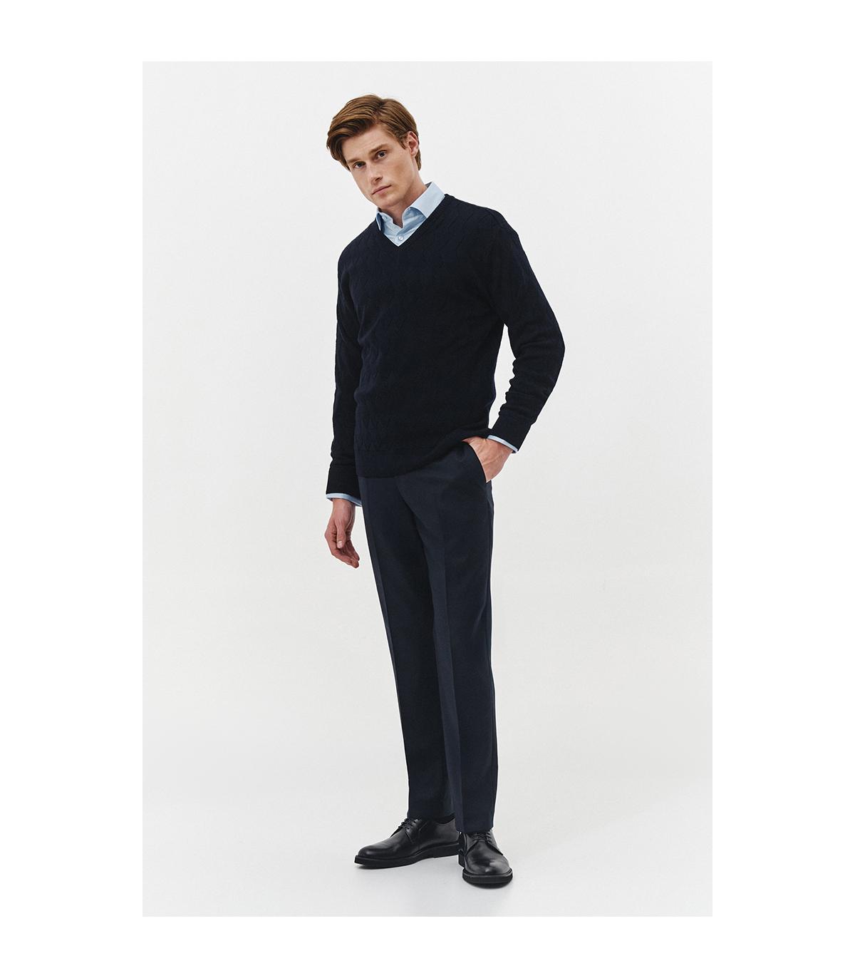 granatowy sweter z wełną merino