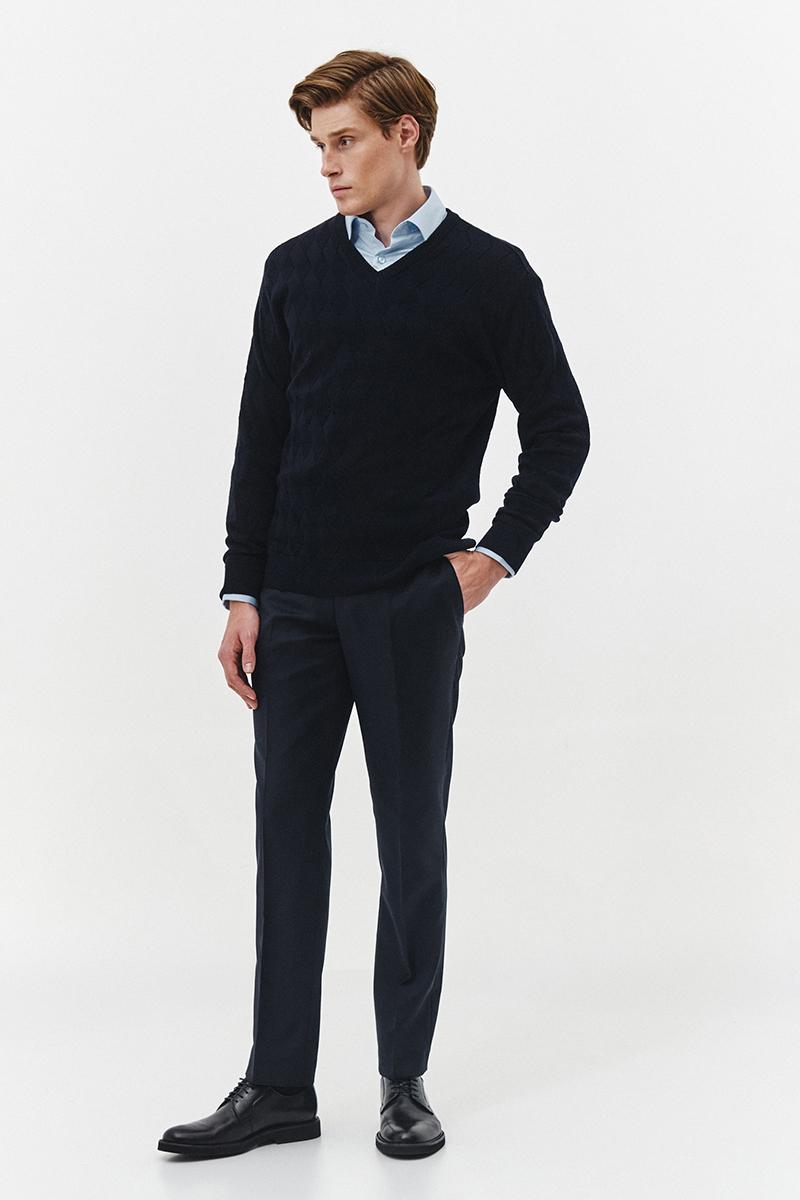 granatowy sweter z wełną merino