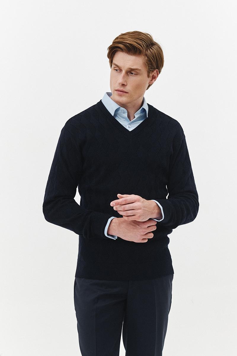 granatowy sweter z wełną merino