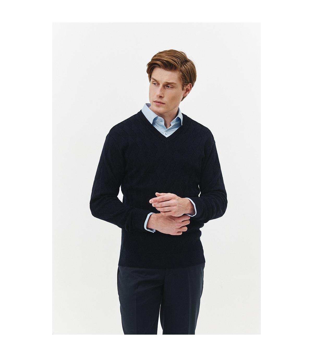 granatowy sweter z wełną merino