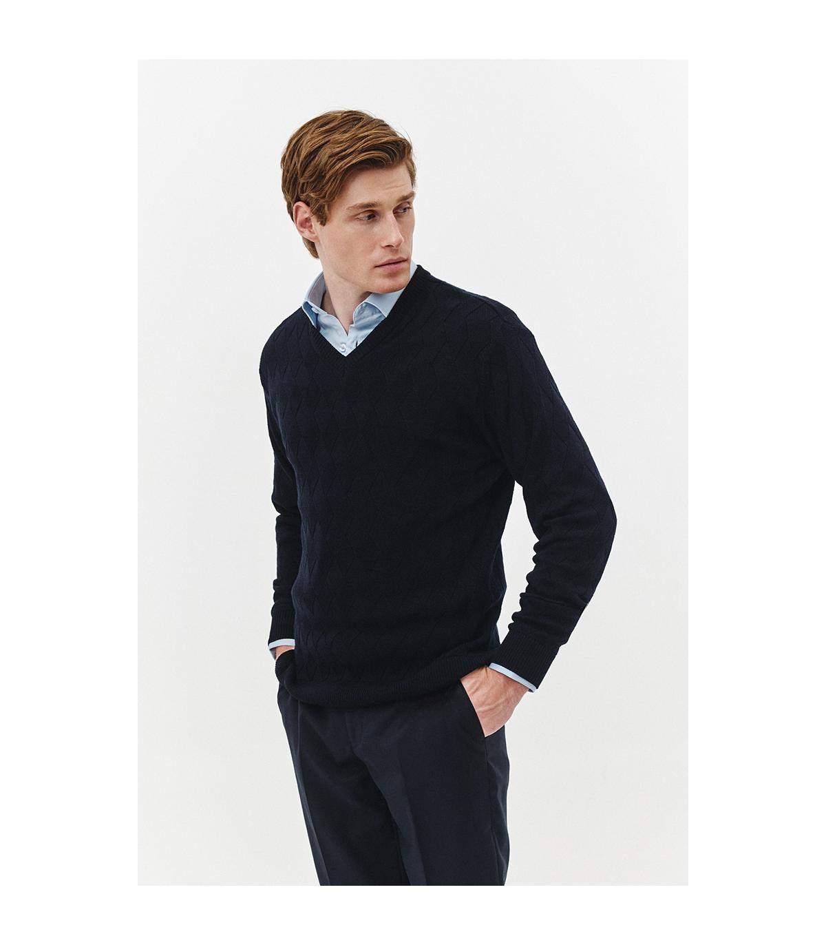 granatowy sweter z wełną merino