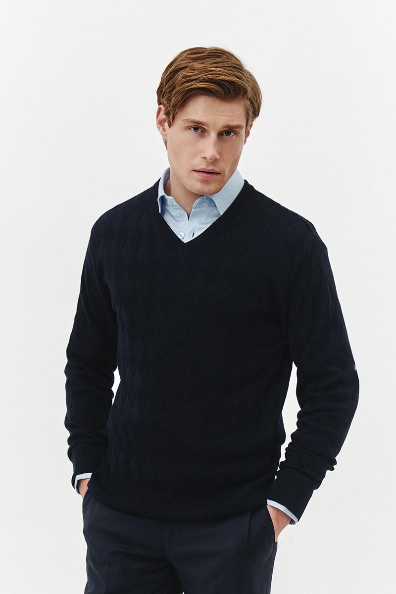 granatowy sweter z wełną merino