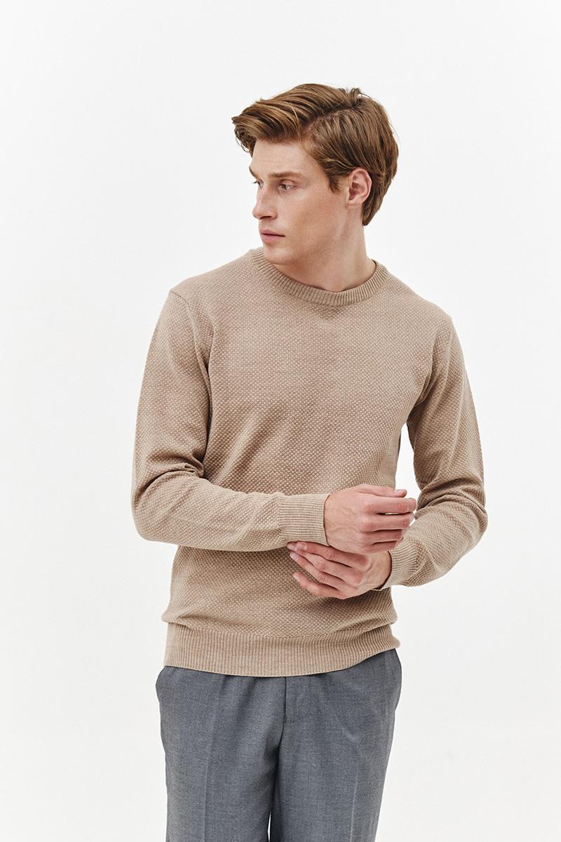 beżowy sweter z wełną merino