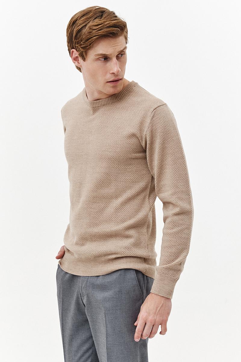 beżowy sweter z wełną merino