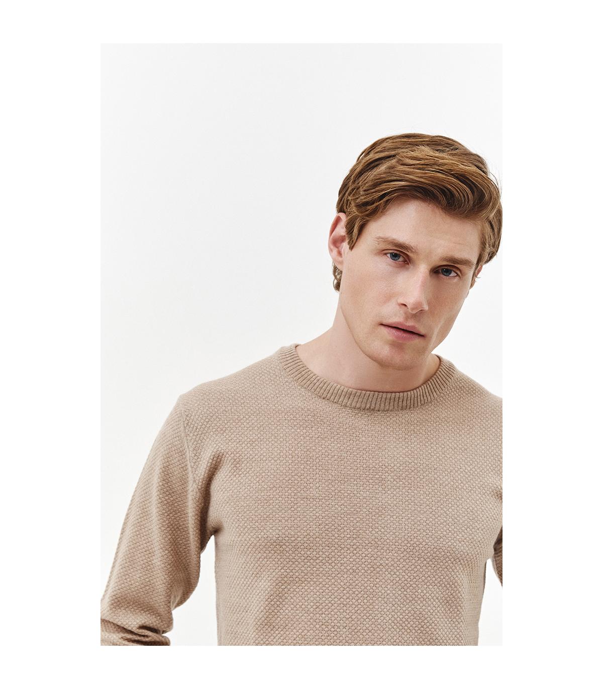 beżowy sweter z wełną merino