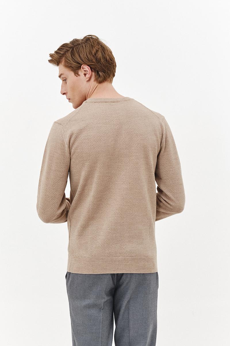 beżowy sweter z wełną merino