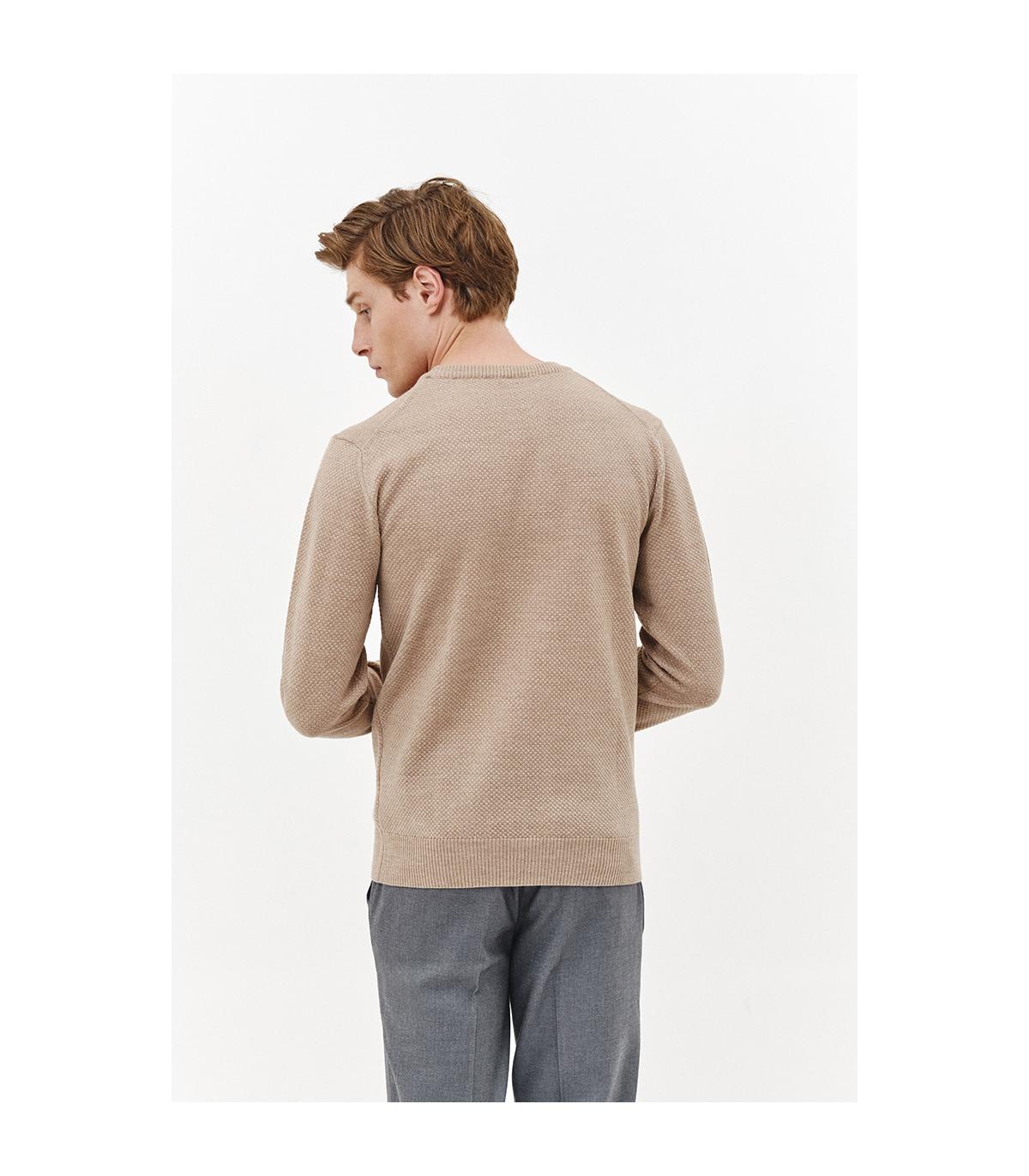 beżowy sweter z wełną merino