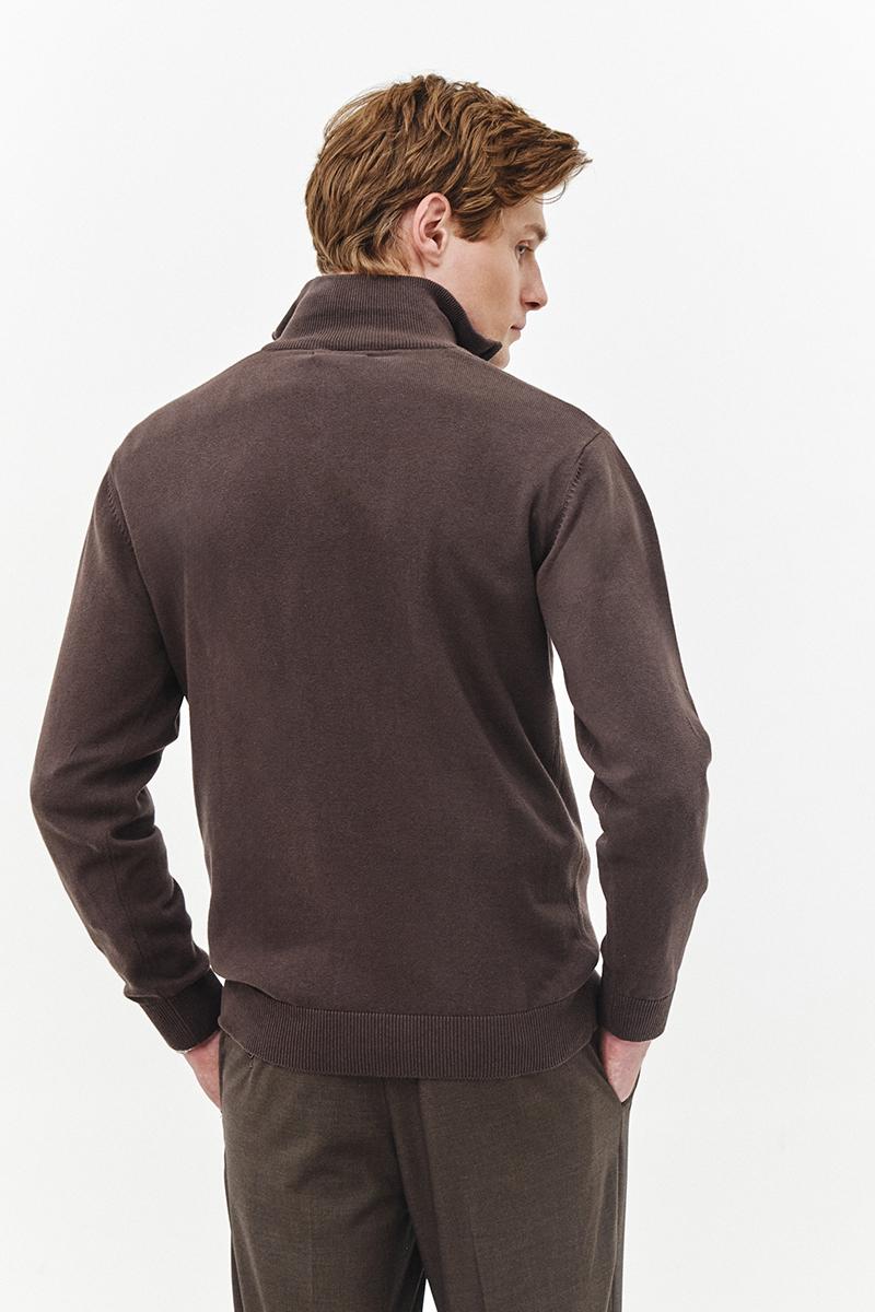 brązowy półgolf zapinany