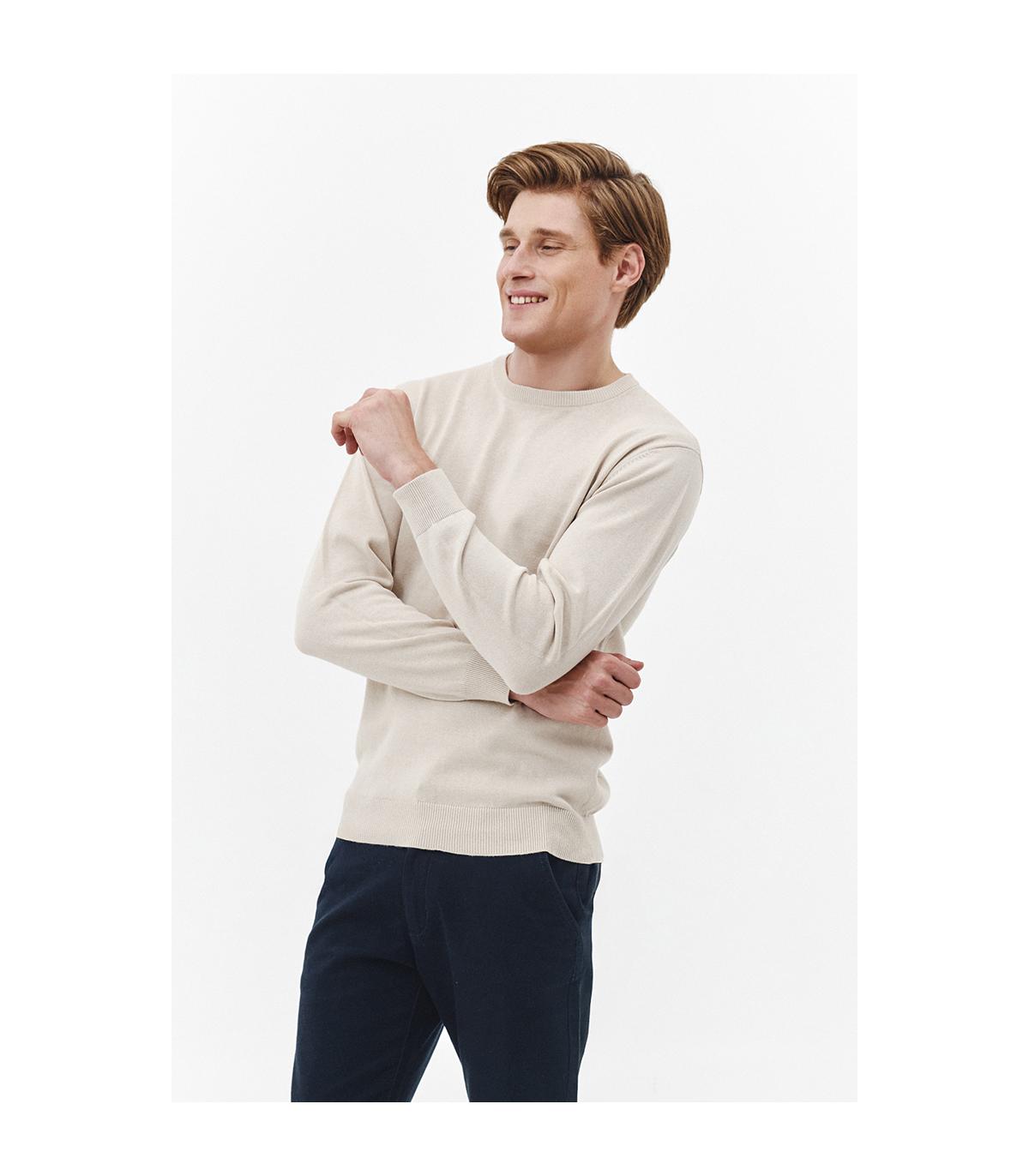 beżowy sweter męski