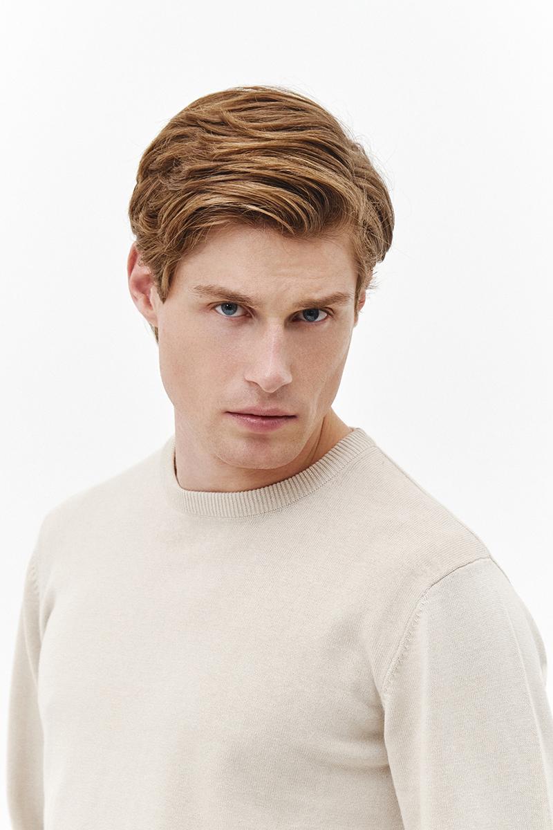 beżowy sweter męski
