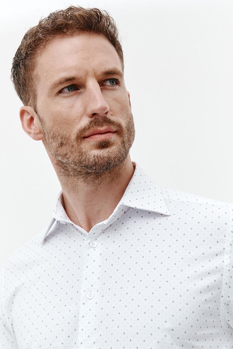 biała koszula z wzorem