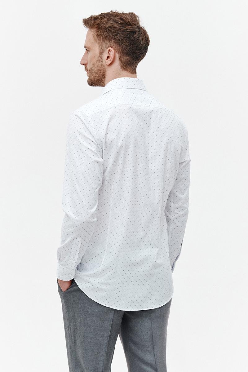 biała koszula z wzorem