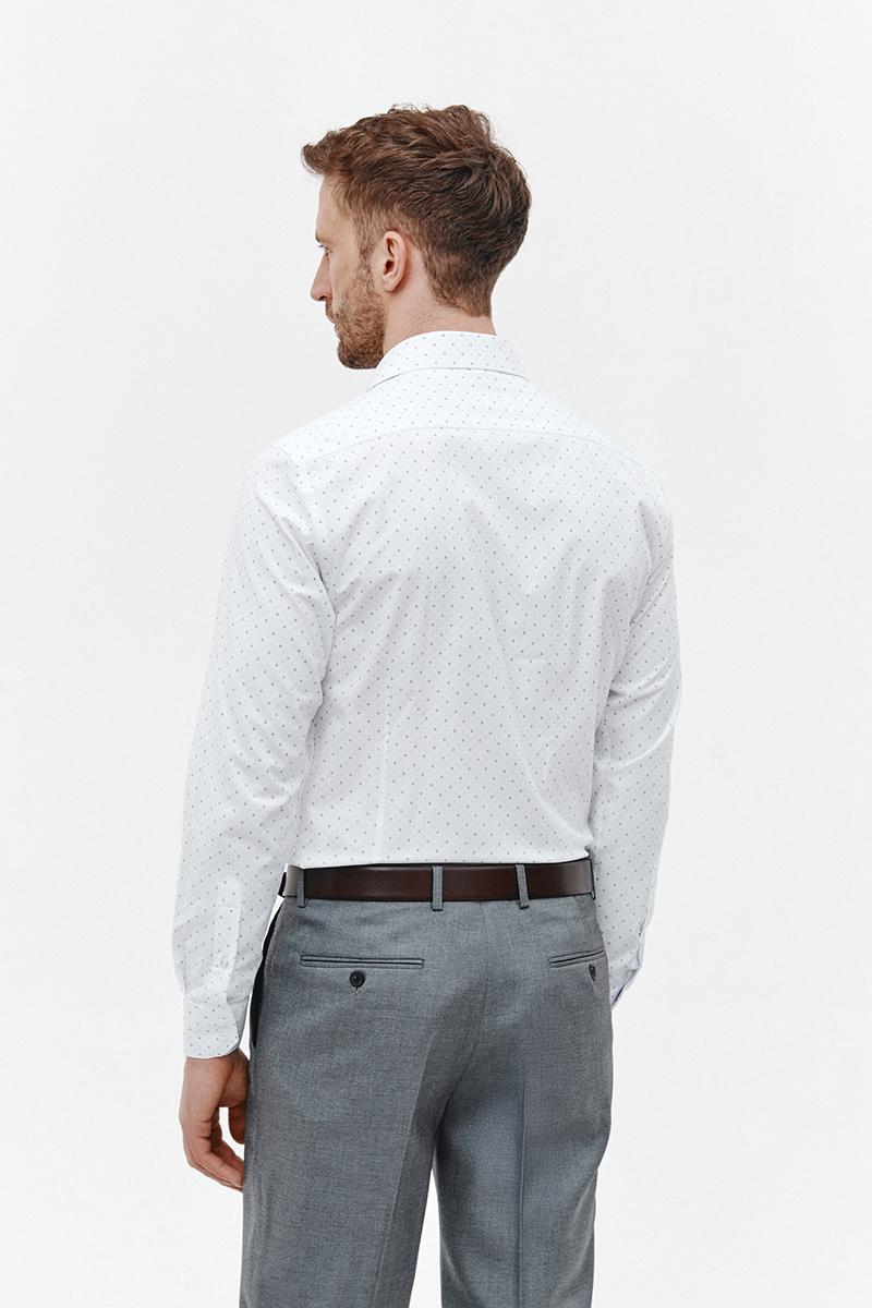 biała koszula z wzorem