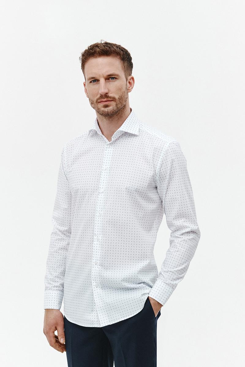 biała koszula z wzorem