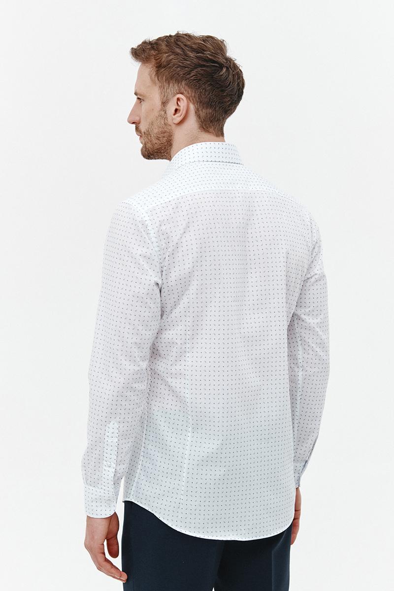 biała koszula z wzorem