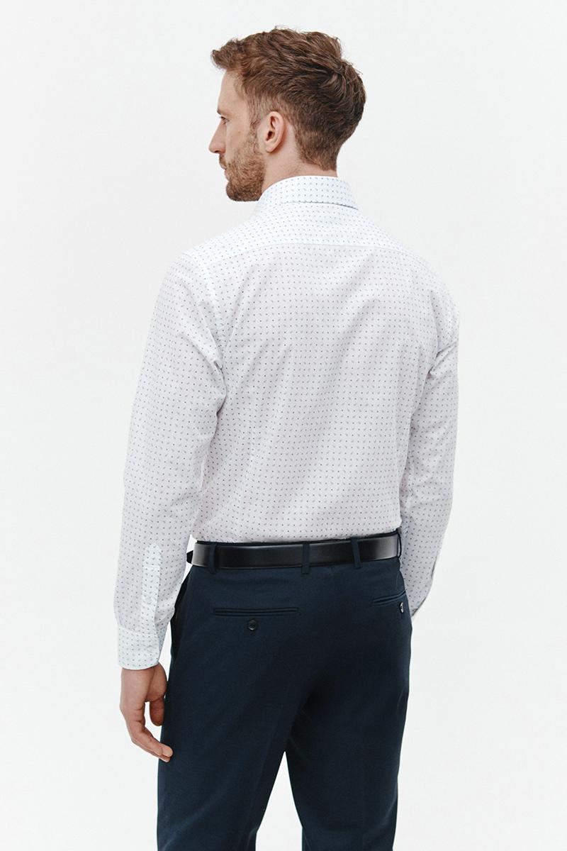 biała koszula z wzorem