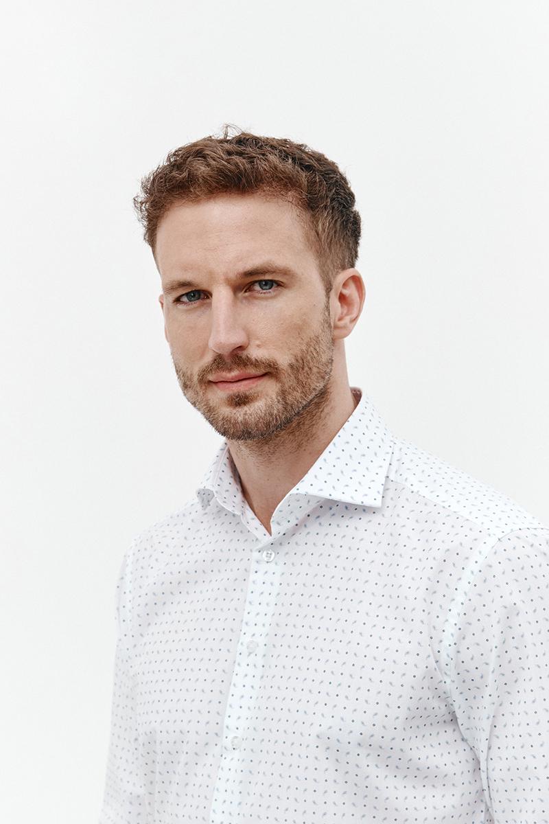 biała koszula z wzorem