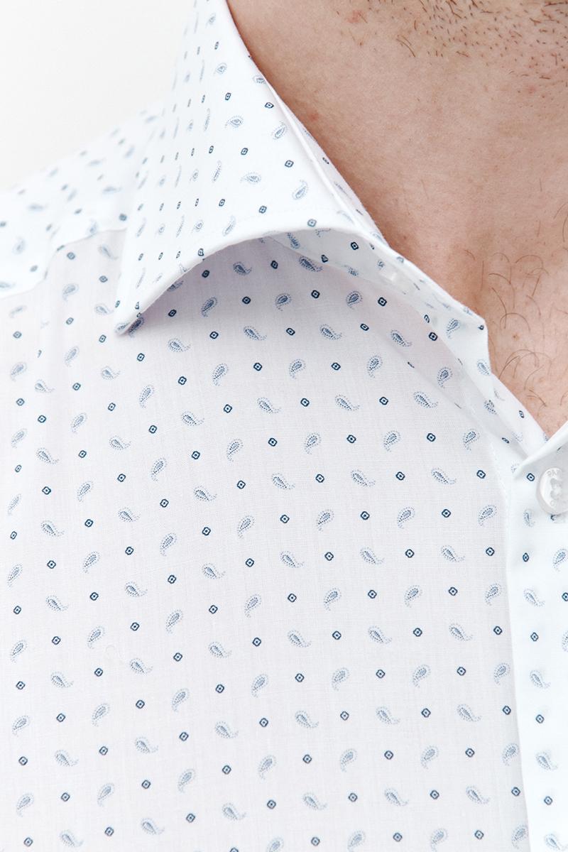 biała koszula z wzorem