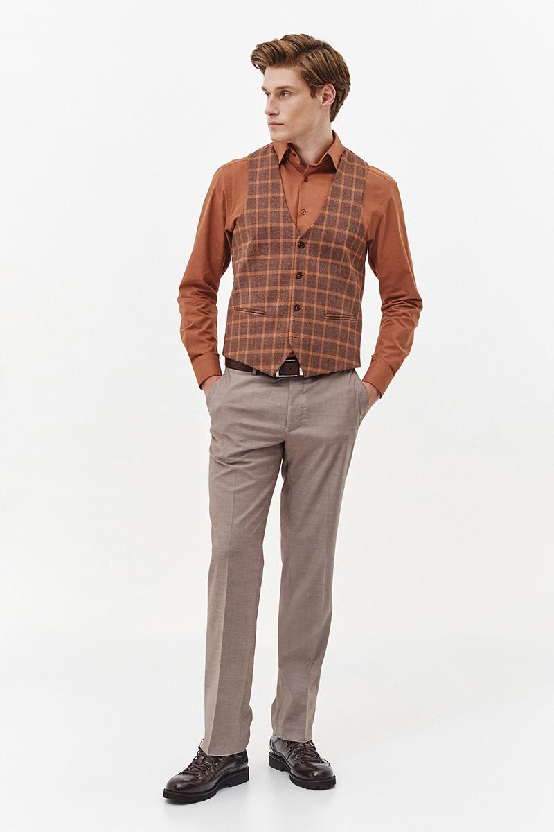 brązowa kamizelka w kratę