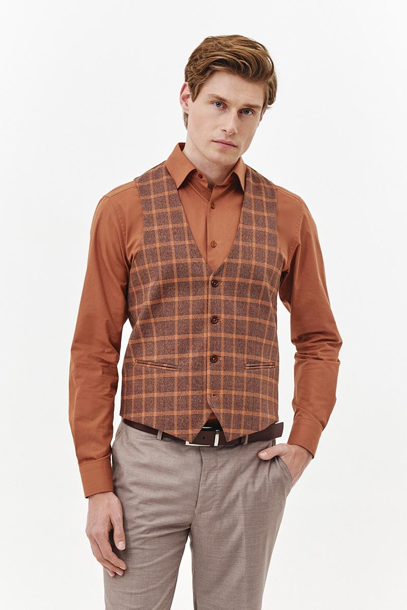 brązowa kamizelka w kratę