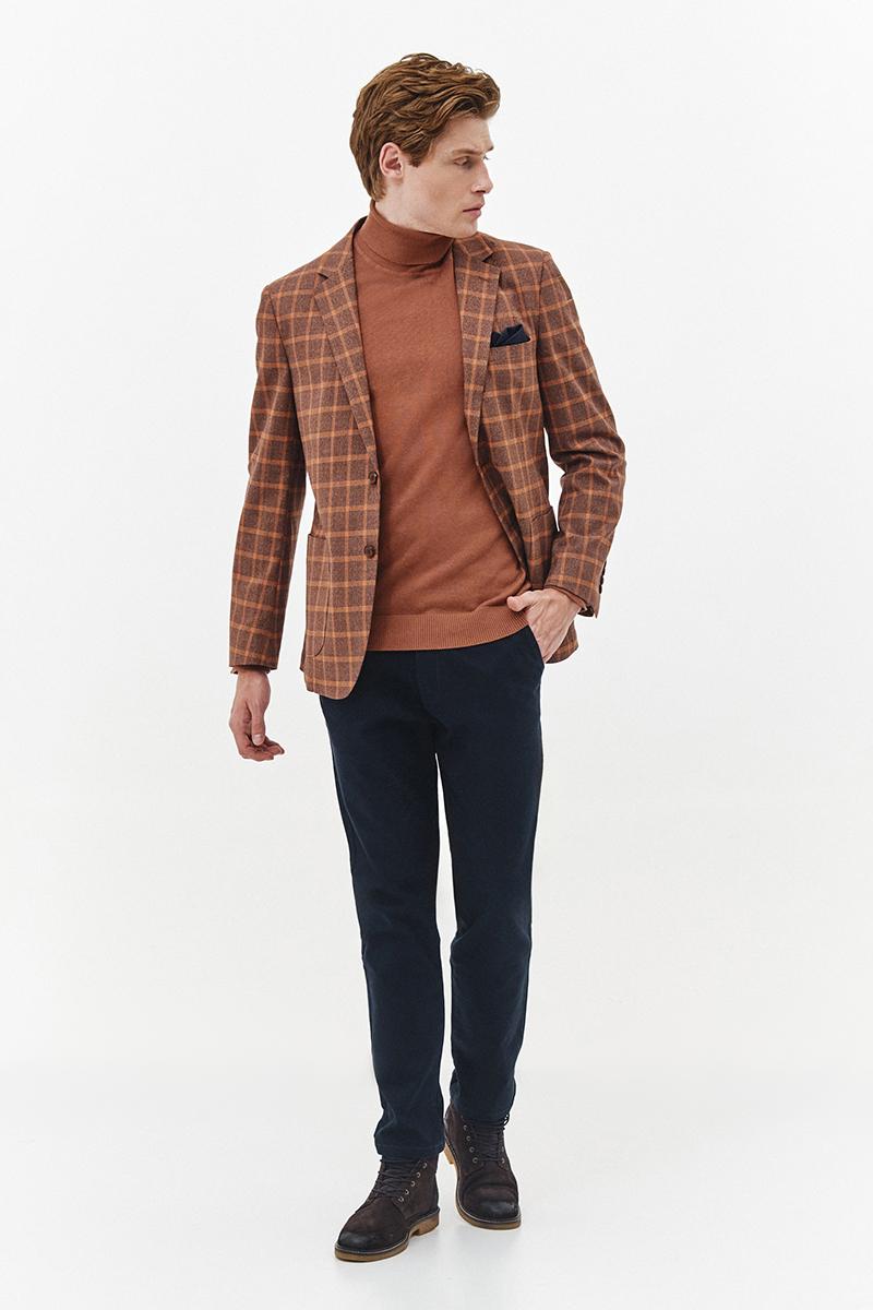 brązowa marynarka w kratę