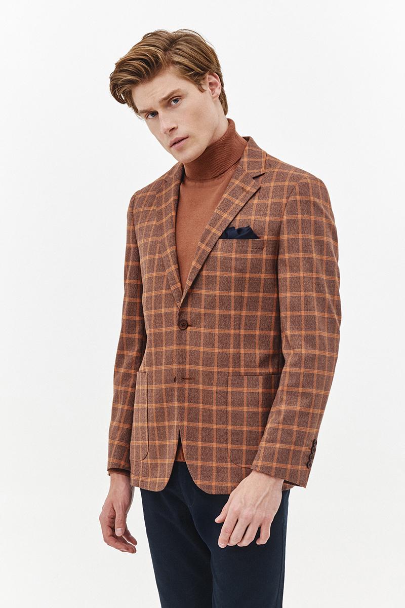 brązowa marynarka w kratę