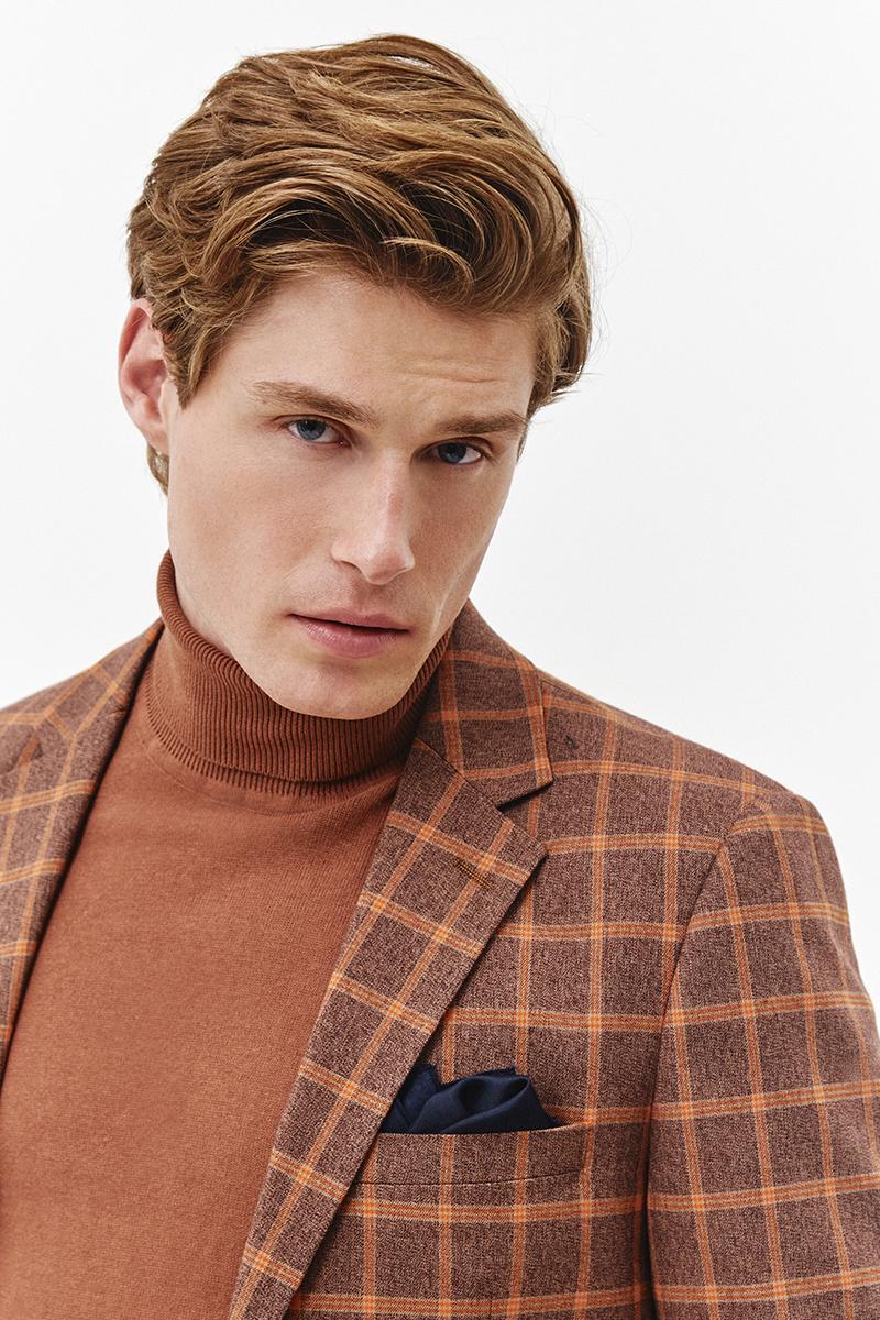 brązowa marynarka w kratę