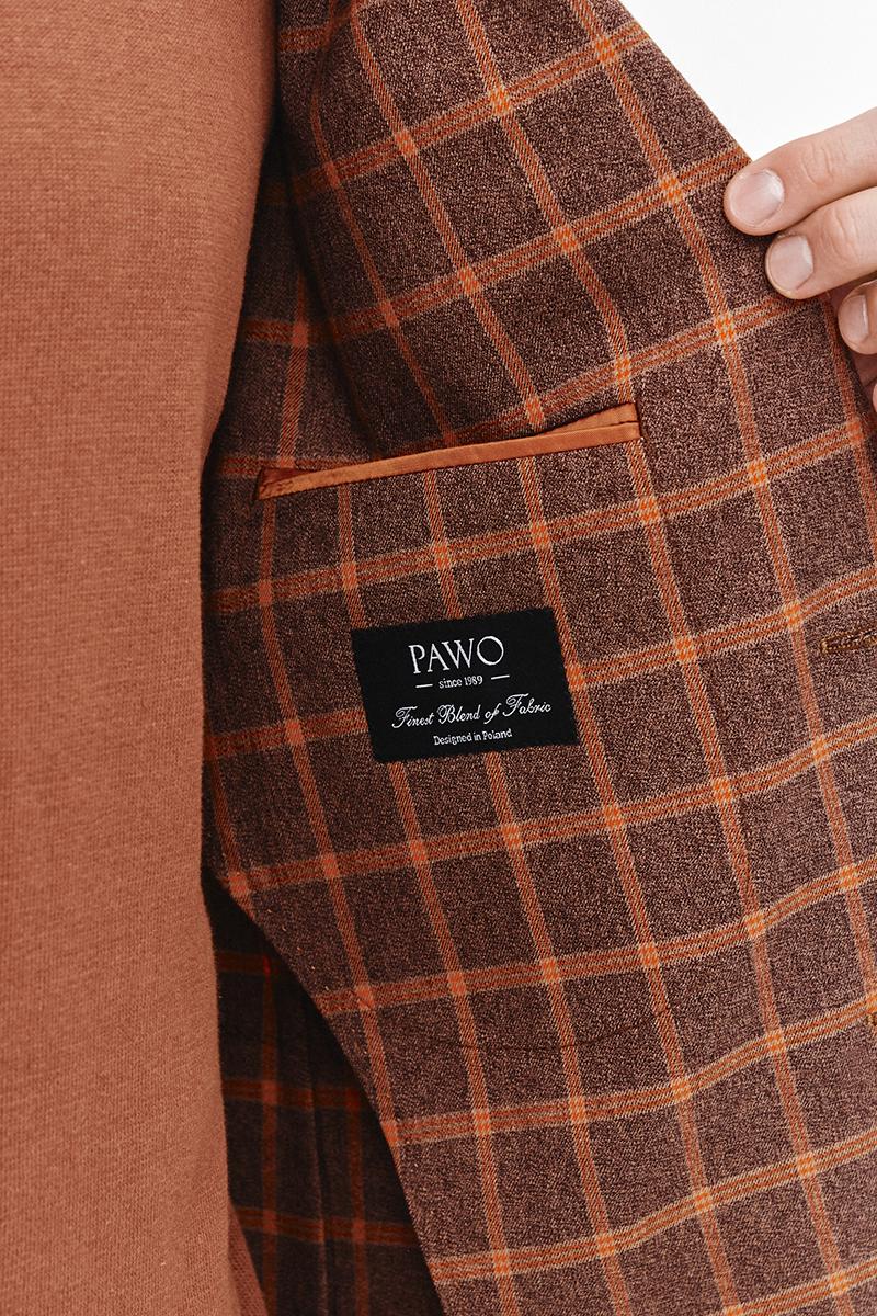 brązowa marynarka w kratę