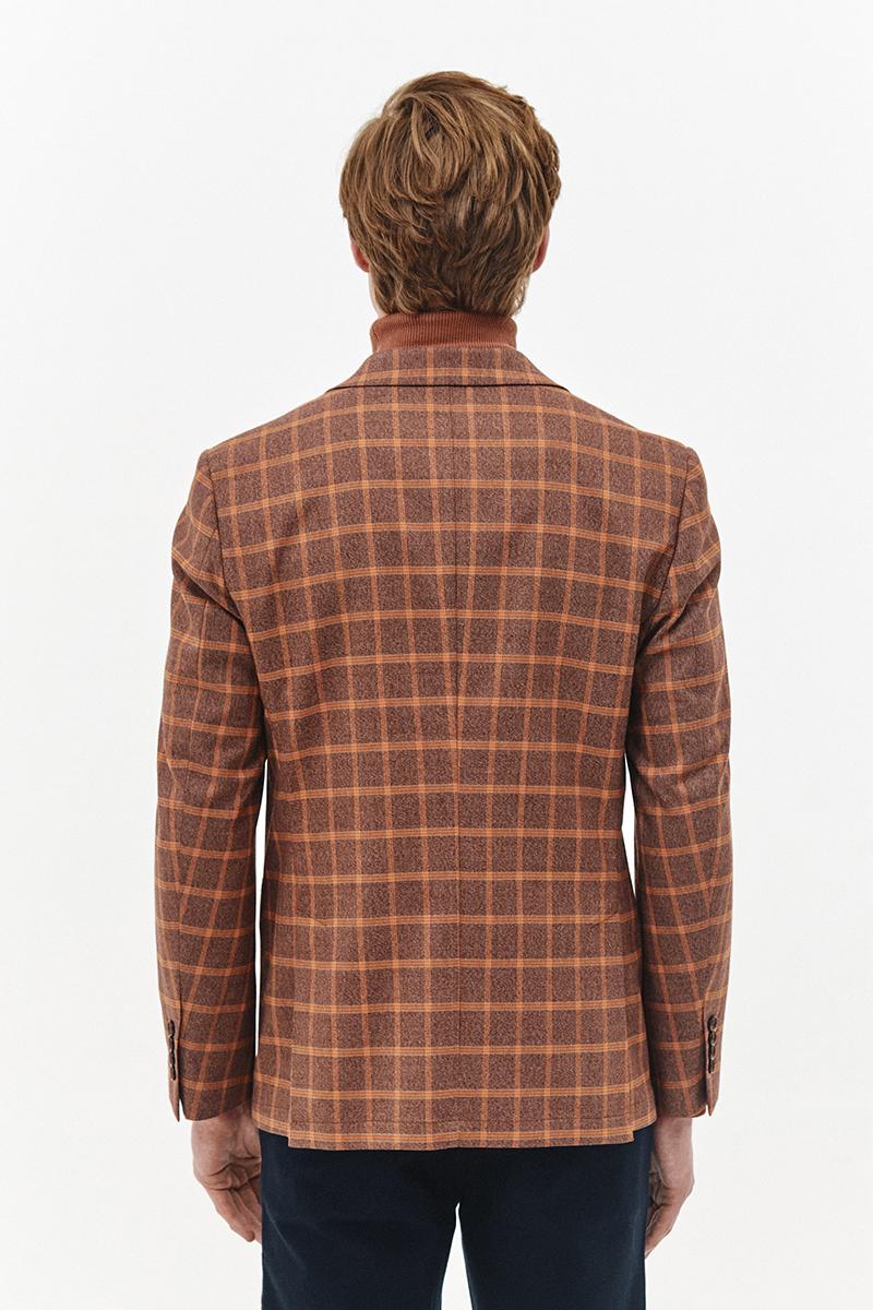 brązowa marynarka w kratę