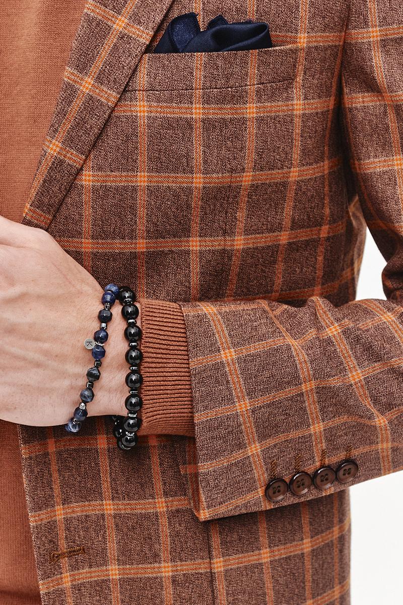 brązowa marynarka w kratę