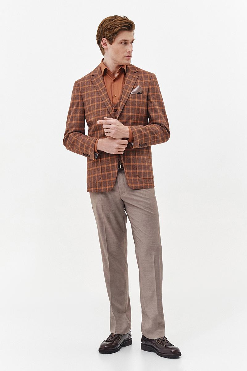 brązowa marynarka w kratę