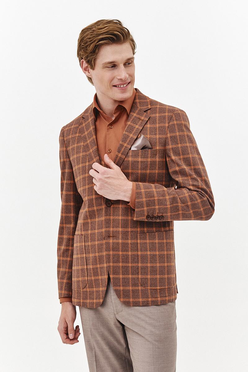 brązowa marynarka w kratę