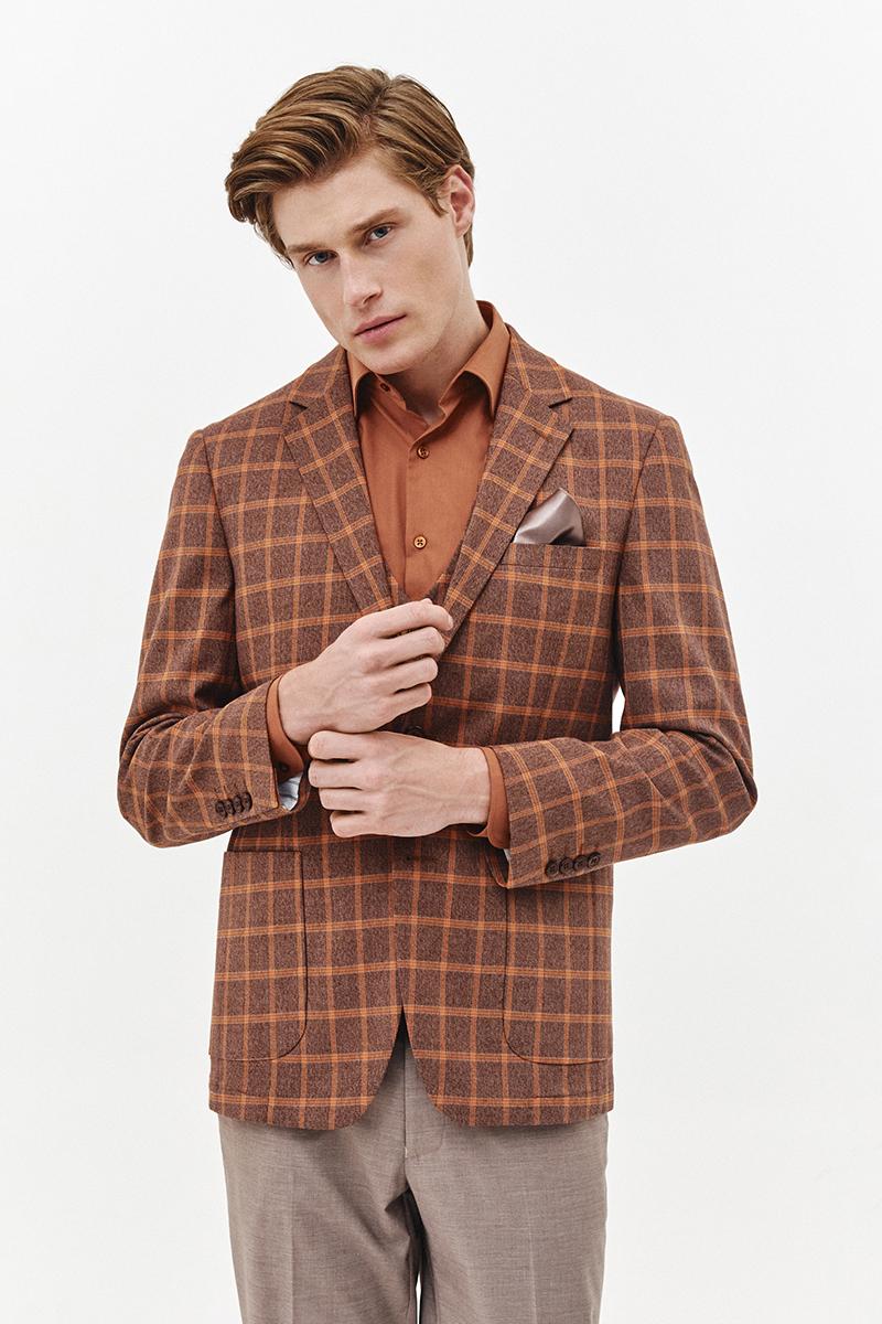 brązowa marynarka w kratę