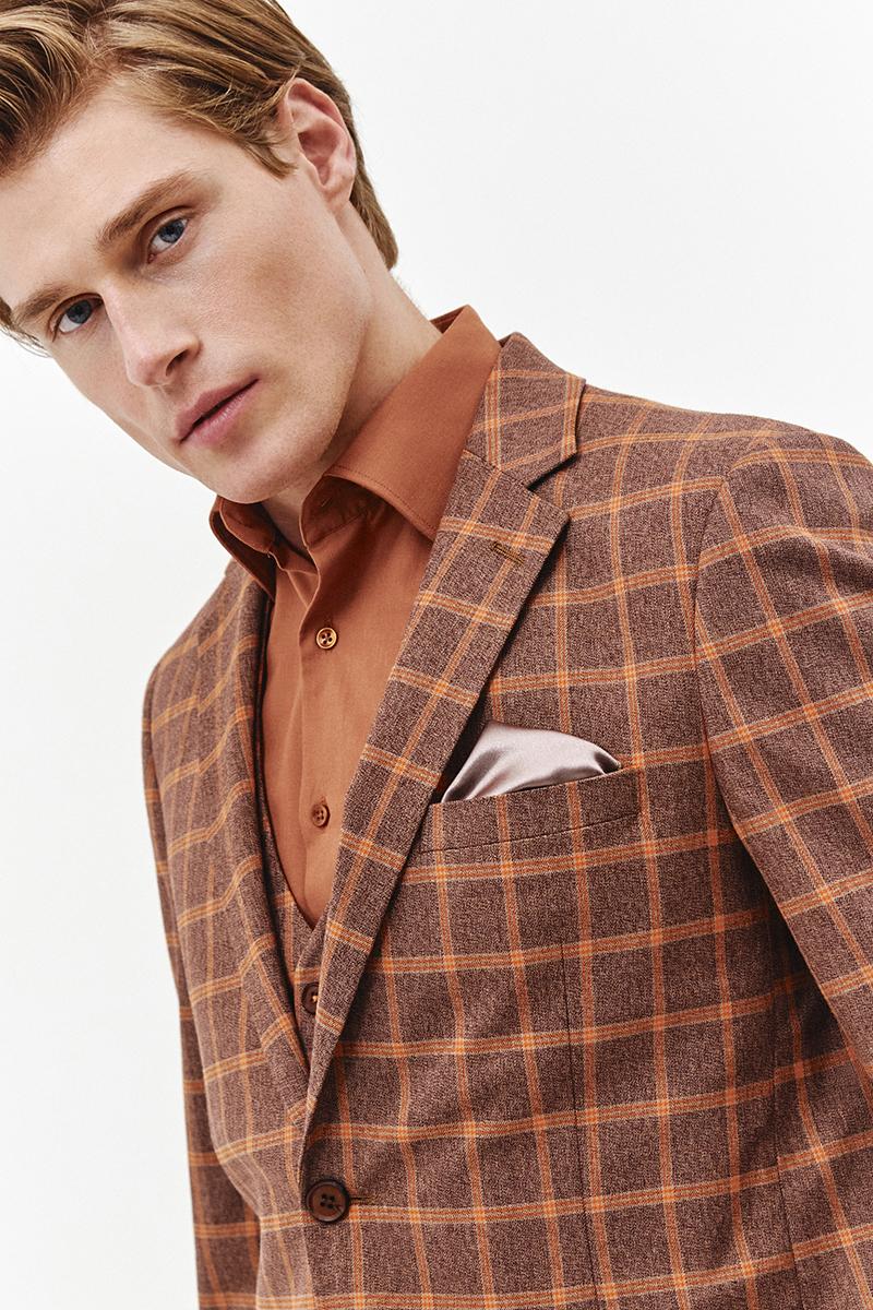 brązowa marynarka w kratę