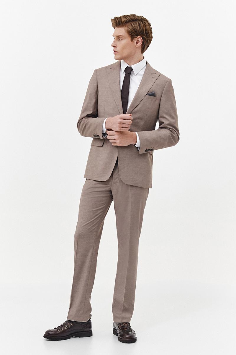 beżowy garnitur męski