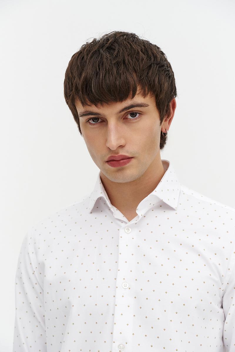 biała koszula z wzorem
