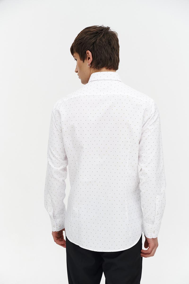 biała koszula z wzorem